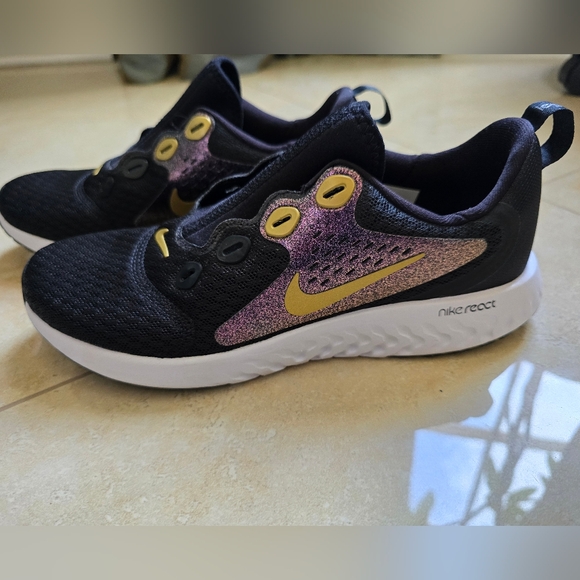 Nike Legend React Black Metallic Gold running shoes size Youth 4.5 - Picture 3 of 7